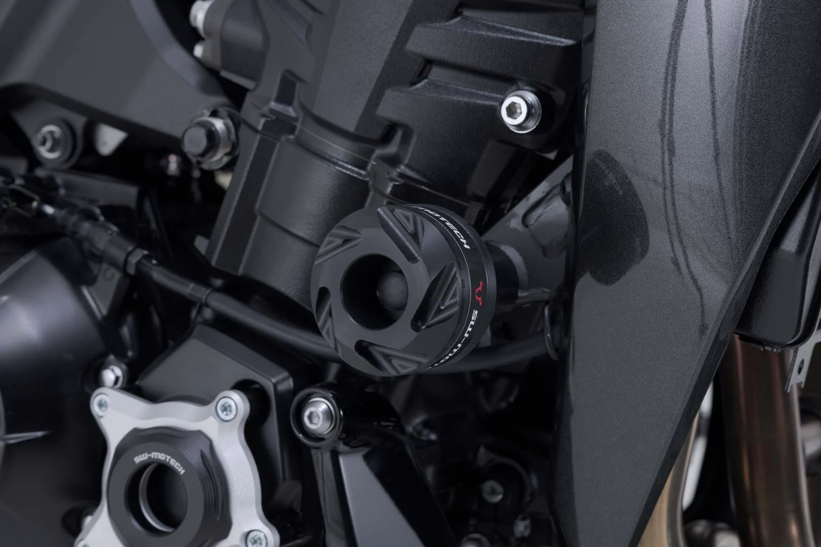 SW-Motech Frame slider kit - Black. Kawasaki Z900 models (16-), Z1100 (25-).